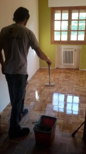 BARNIZANDO PARQUET